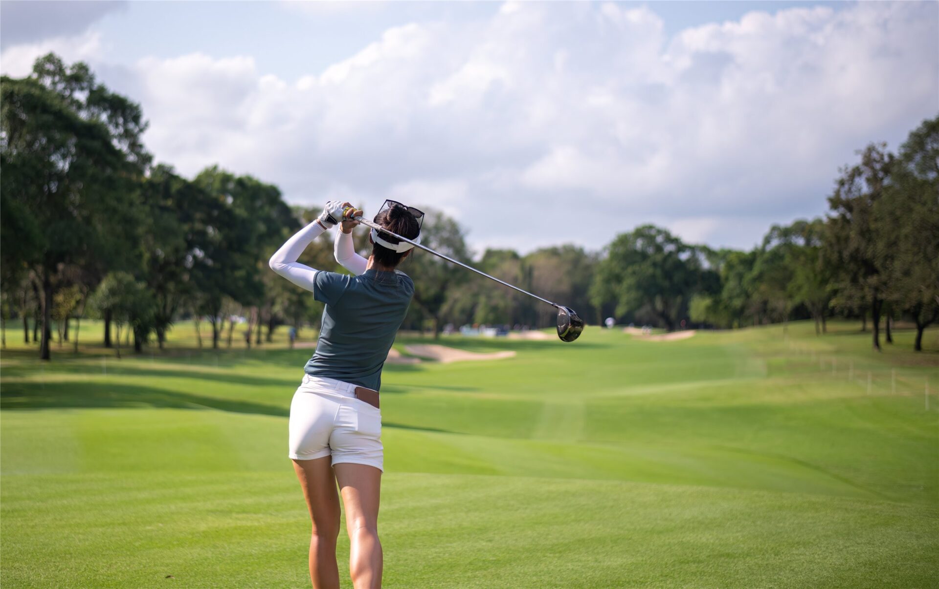 Golferin beim Abschlag